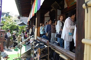 宝印授与に並ぶ参拝者
